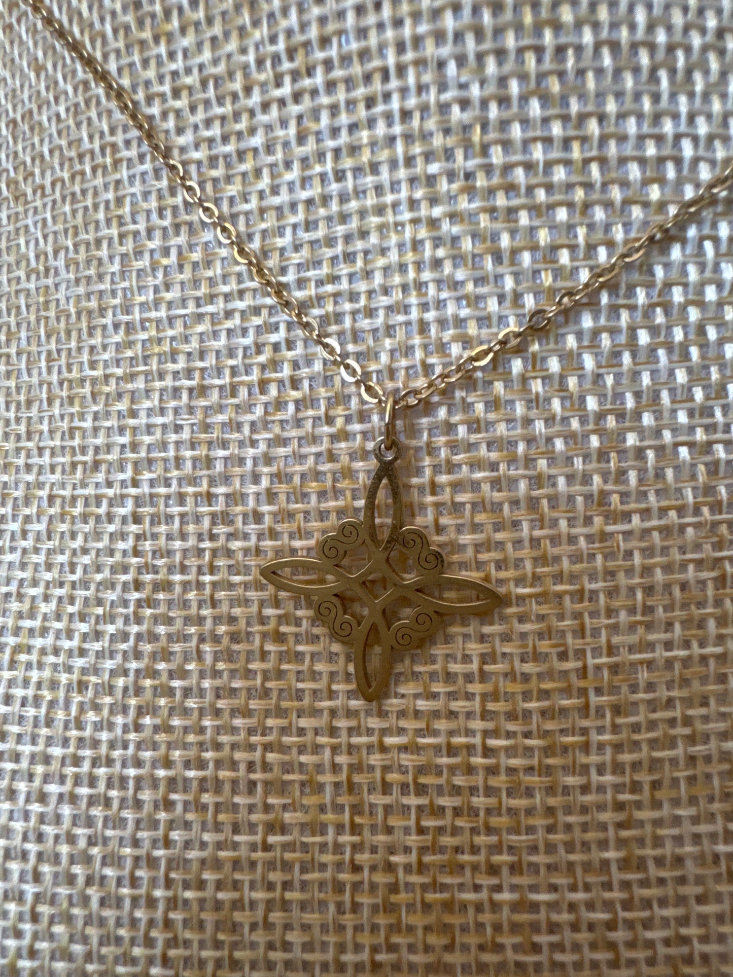 Collar Acero Nudo de Bruja Dorado