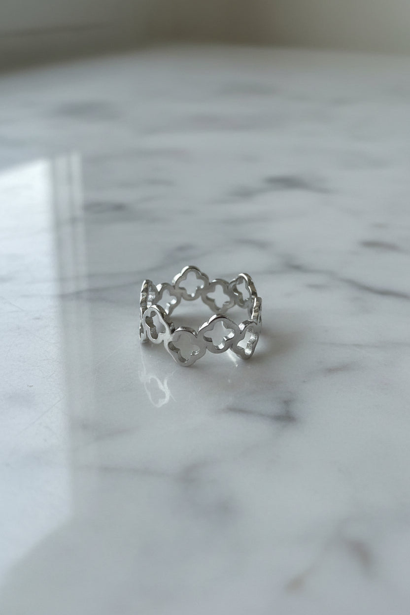 Anillo Acero Eternity Tréboles Calados Plateado